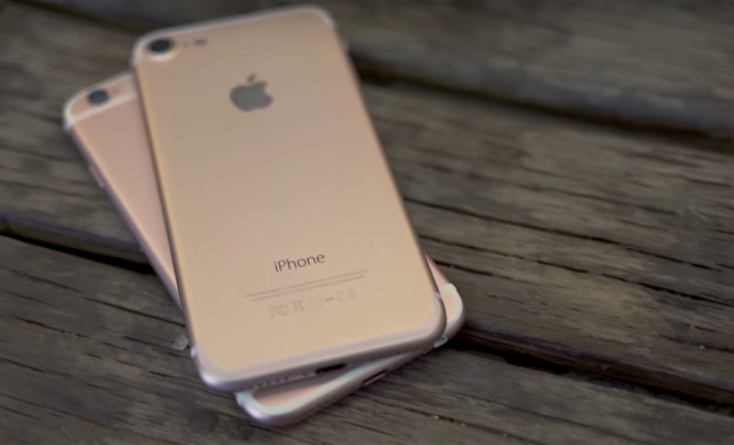 prototipo iPhone 7 con iPhone 6s rosa sobre madera