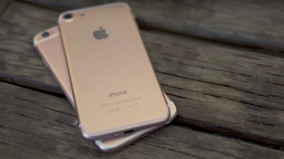 prototipo iPhone 7 con iPhone 6s rosa sobre madera