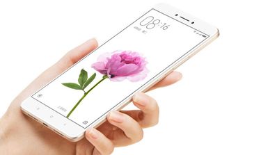 Xiaomi Mi Max de color blanco en las manos