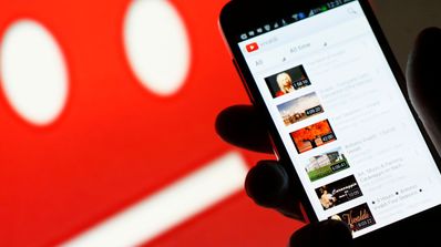 movil con youtube en la mano