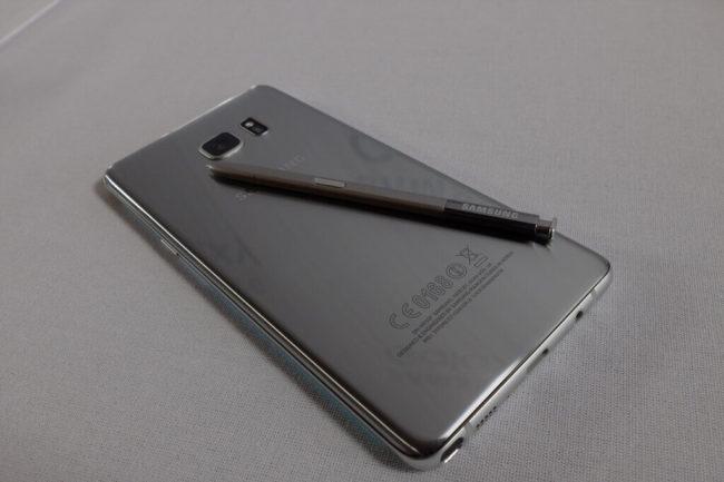Samsung Galaxy Note 7 plateado trasera con puntero