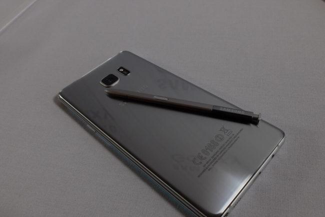 Samsung Galaxy Note 7 plateado con puntero en carcasa trasera