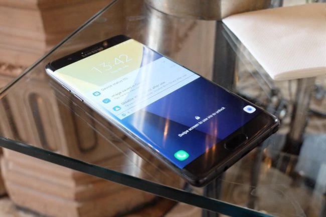 Samsung Galaxy Note 7 negro frontal sobre mesa
