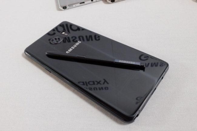Samsung Galaxy Note 7 negra trasera con puntero