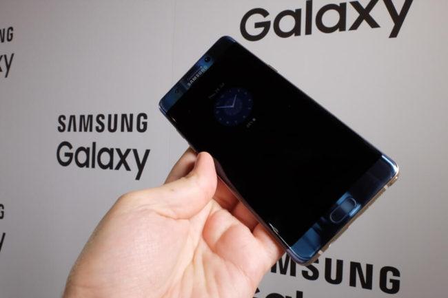 Samsung Galaxy Note 7 blue coral en mano pantalla