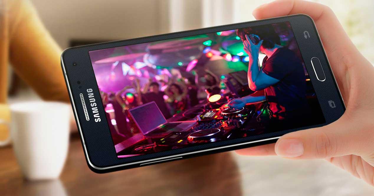 Samsung Galaxy A5 en las manos