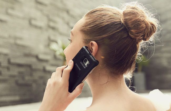 Samsung Galaxy Note 7 mojado con funda y batería extra