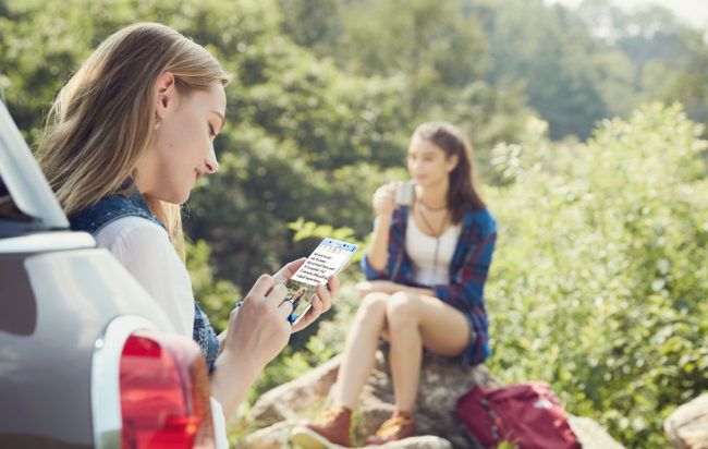 Samsung Galaxy Note 7 con dos chicas en el campo