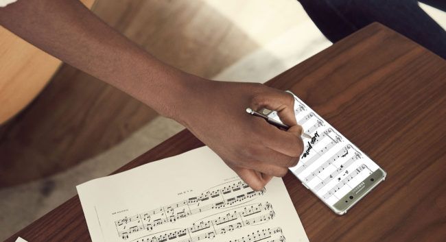 Samsung Galaxy Note 7 escribiendo en partitura