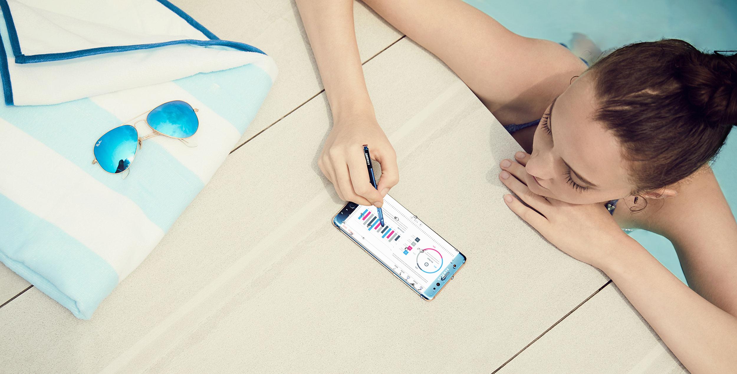 Samsung Galaxy Note 7 con gráficos en pantalla y en piscina