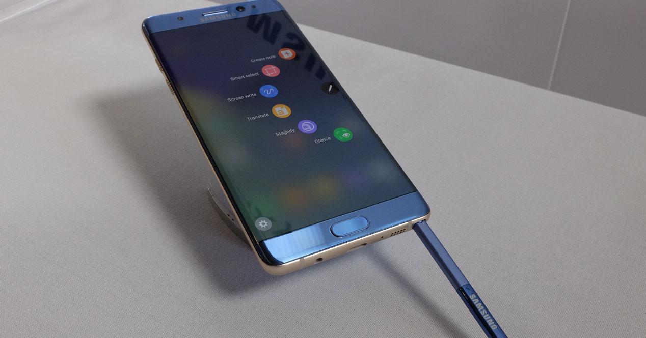 SAmsung Galaxy Note azul con s pen fuera