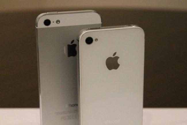 iPhone 4s y iPhone 5 de color blanco