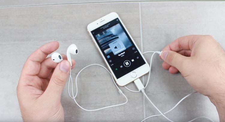 iPhone 7 reproduciendo música de Spotify con auriculares Earpods Lightning
