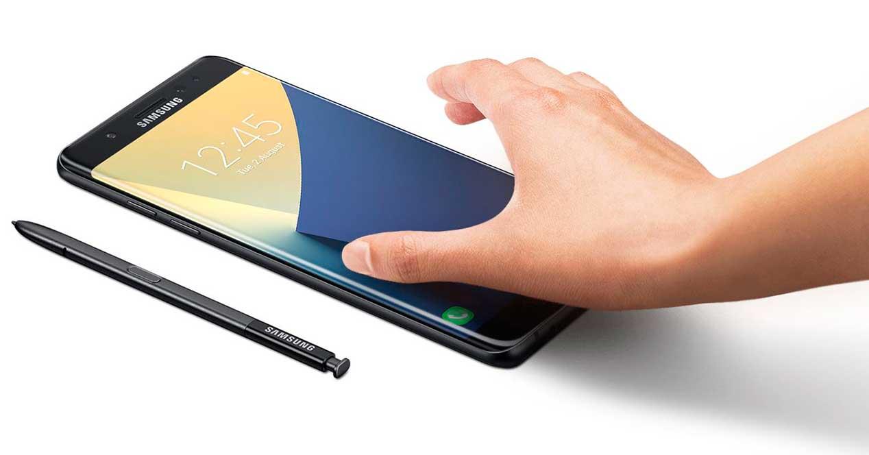 Samsung Galaxy Note 7 con S Pen bajo la mano