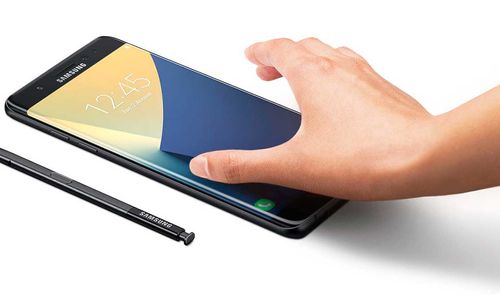 Samsung Galaxy Note 7 con S Pen bajo la mano