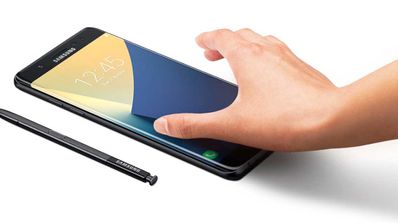 Samsung Galaxy Note 7 con S Pen bajo la mano