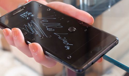 Samsung Galaxy Note 7 mojado en mano