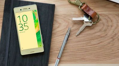 Xperia X sobre mesa