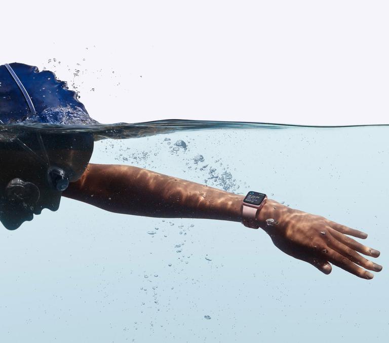 Apple Watch 2 en piscina con nadador