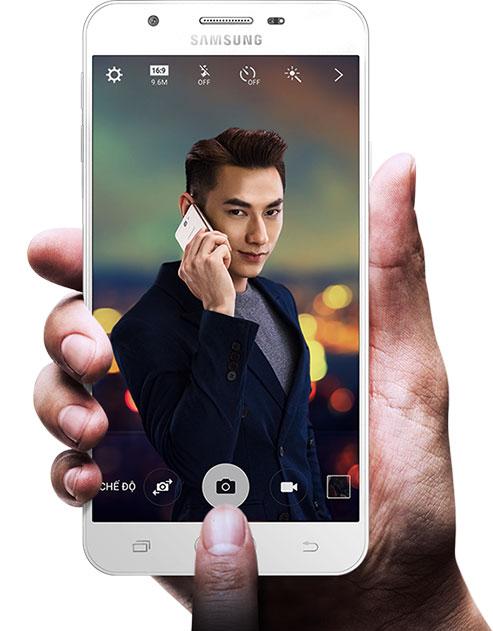 Samsung Galaxy J7 Prime blanco con una persona en al pantall