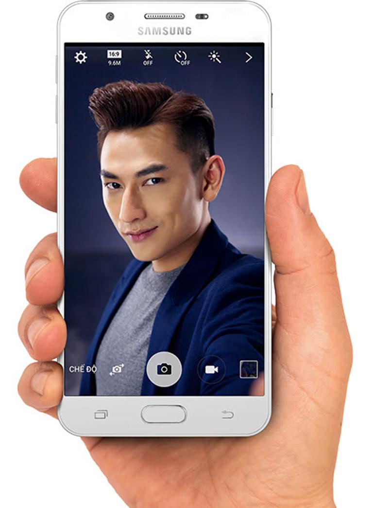 Samsung Galaxy J7 Prime blanco con hombre en la pantalla