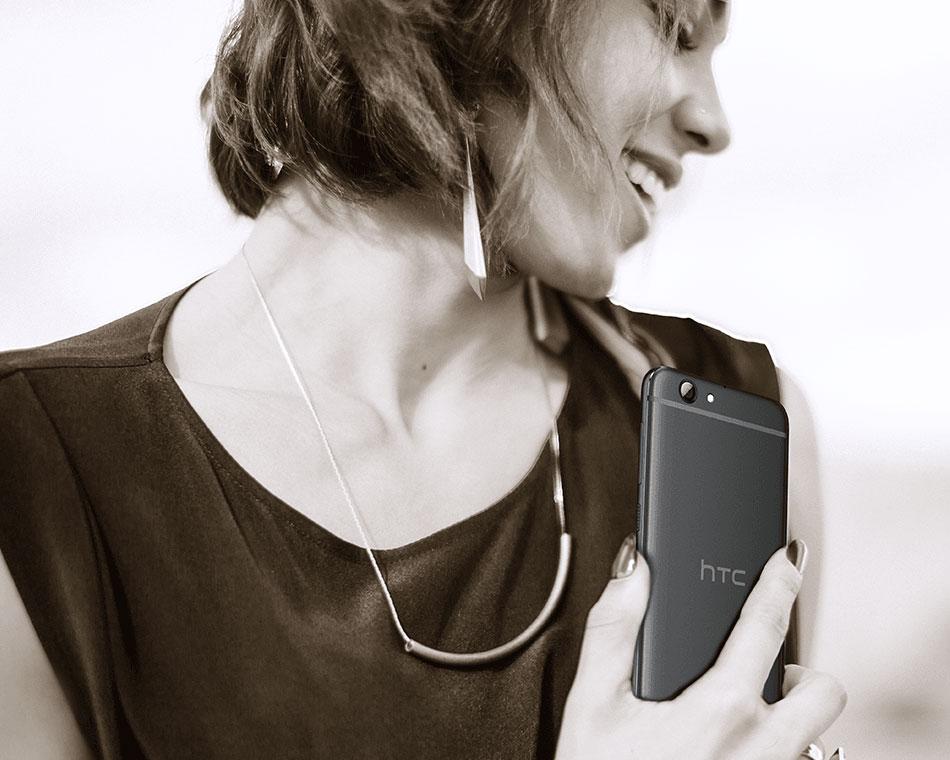 HTC One A9s con persona escuchando música