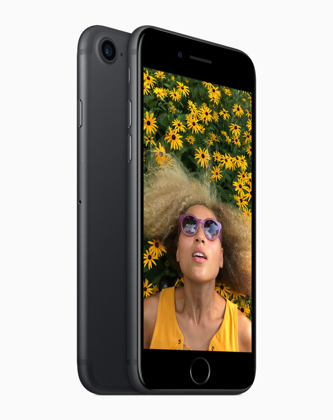 iPhone 7 con chica en la pantalla