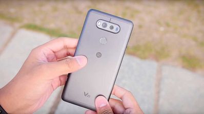 LG V20 gris en las manos