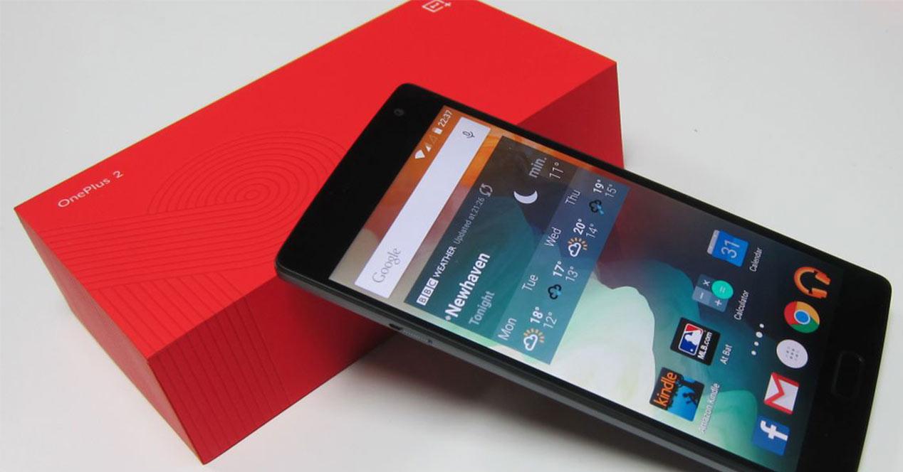 OnePlus 2 con la caja de embalaje roja