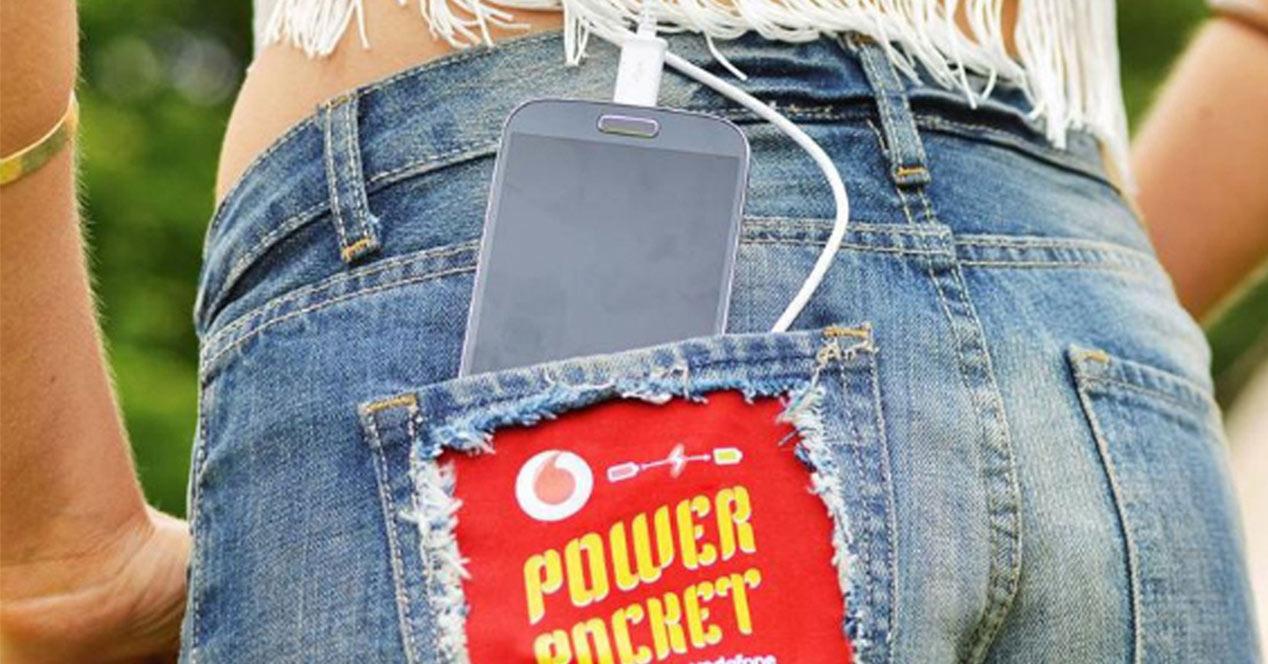 Smartphone guardado en el bolsillo de un pantalón vaquero