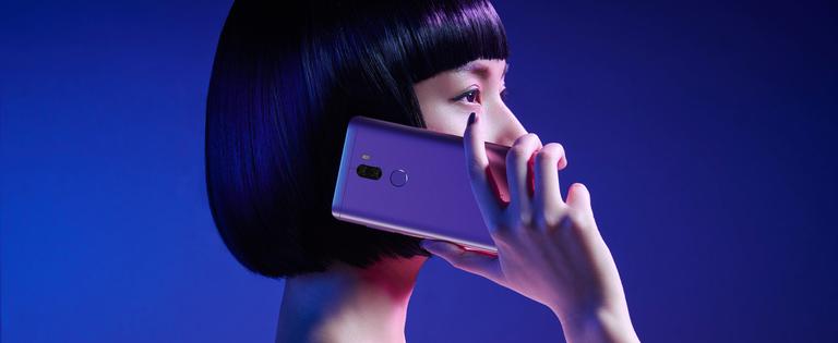 Xiaomi Mi 5s Plus con chica morena