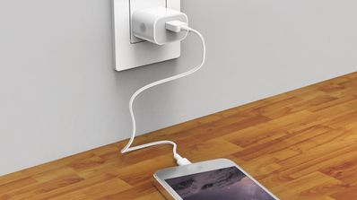 cargador de iphone en pared