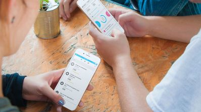 gente con la app fintonic en su movil
