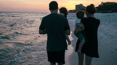 padres e hijos en la playa
