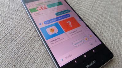 movil con pantalla de google allo con juegos