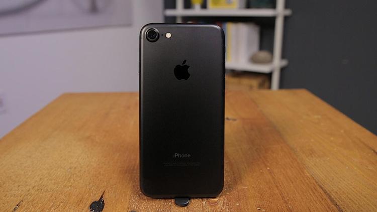 iPhone 7 con carcasa negra