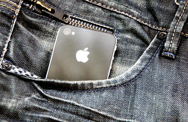 iPhone en el bolsillo de un pantalón