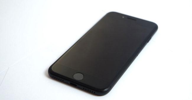 iphone 7 negro sobre fondo blanco