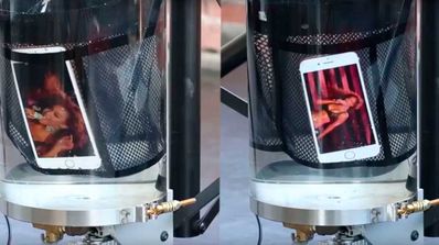 iPhone 7 sumergido en el agua