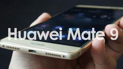 Huawei Mate 8 en una mano con cartel Huawei Mate 9