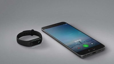 Xiaomi mi band 2 junto a un móvil