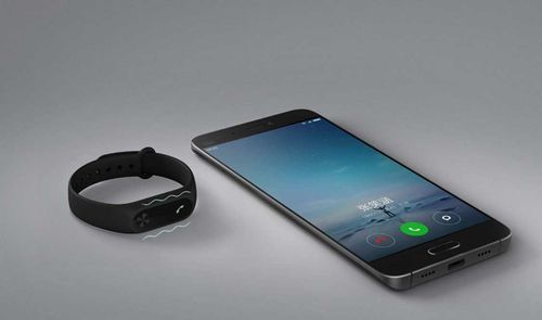 Xiaomi mi band 2 junto a un móvil