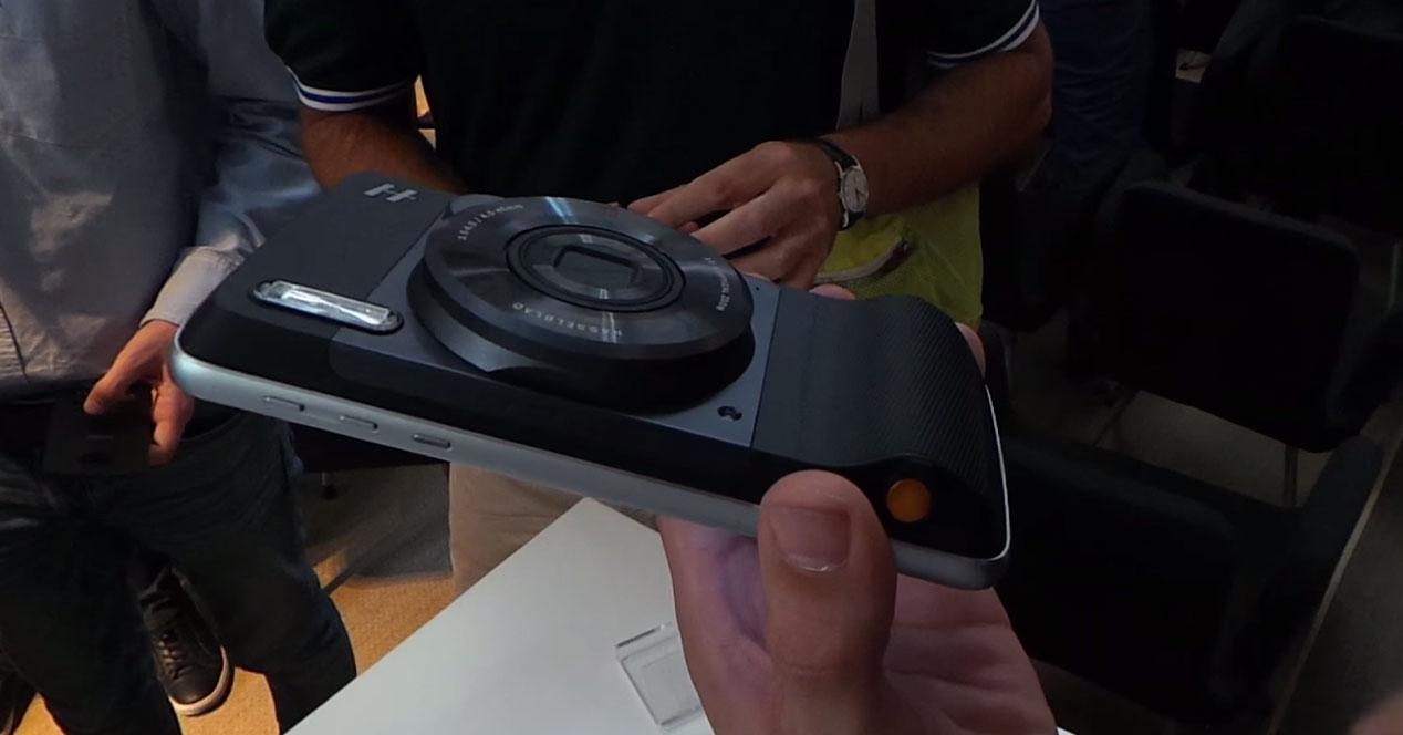 módulo MotoMod Hasselblad en la cámara de un Moto Z