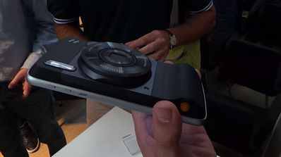 módulo MotoMod Hasselblad en la cámara de un Moto Z