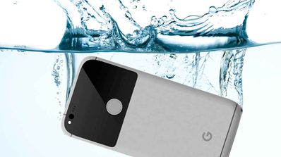 Google Pixel en el agua