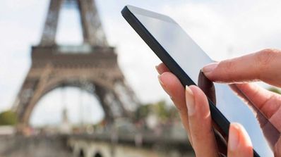 smartphone frente a la torre eiffel