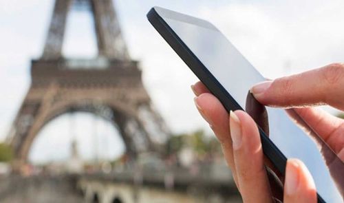 smartphone frente a la torre eiffel