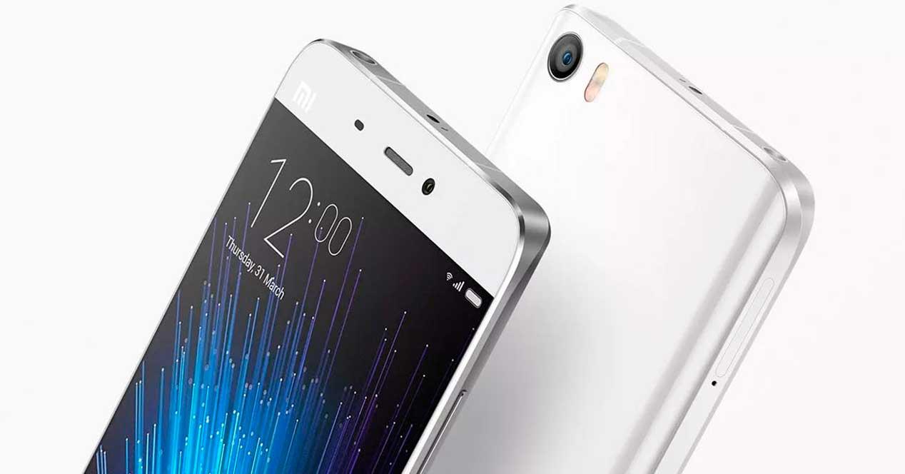 Xiaomi Mi5 de color blanco