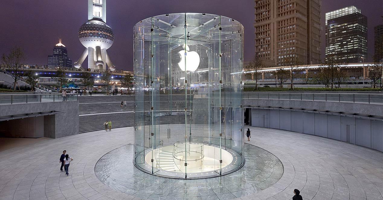Logo de Apple en una cristalera