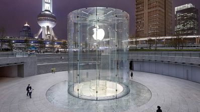 Logo de Apple en una cristalera